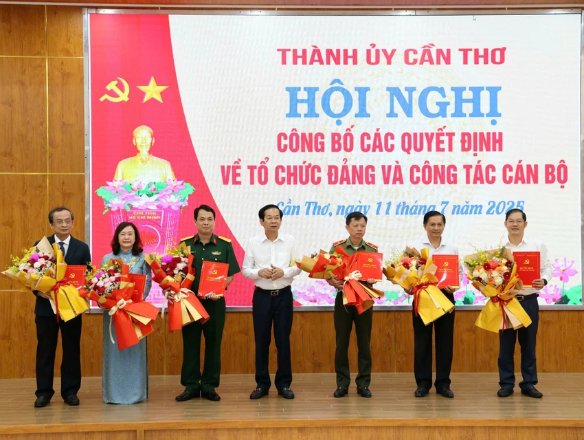 TP Cần Thơ công bố các quyết định thành lập 6 đảng bộ