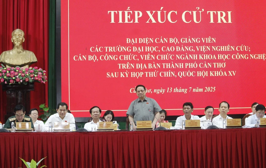 Thủ tướng Phạm Minh Chính tiếp xúc cử tri ở TP Cần Thơ