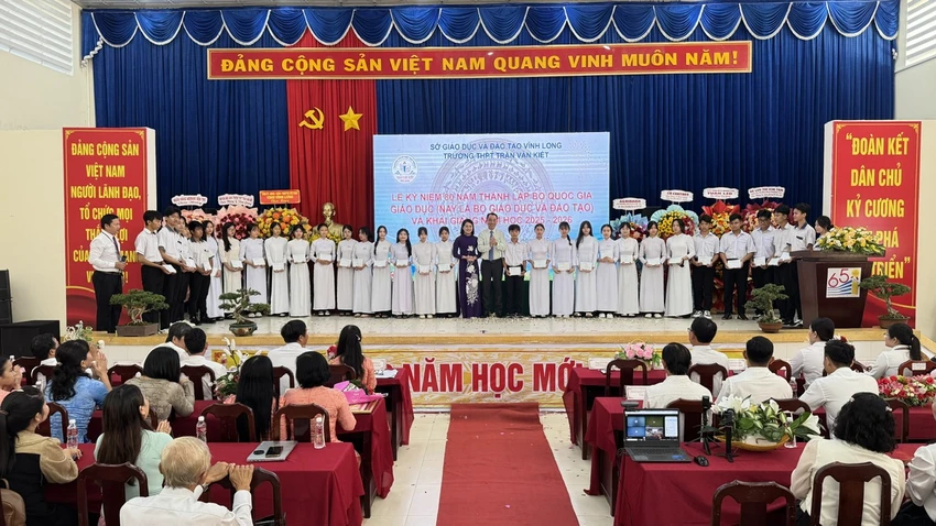 vinh-long-khai-giang-nam-hoc-moi.jpg