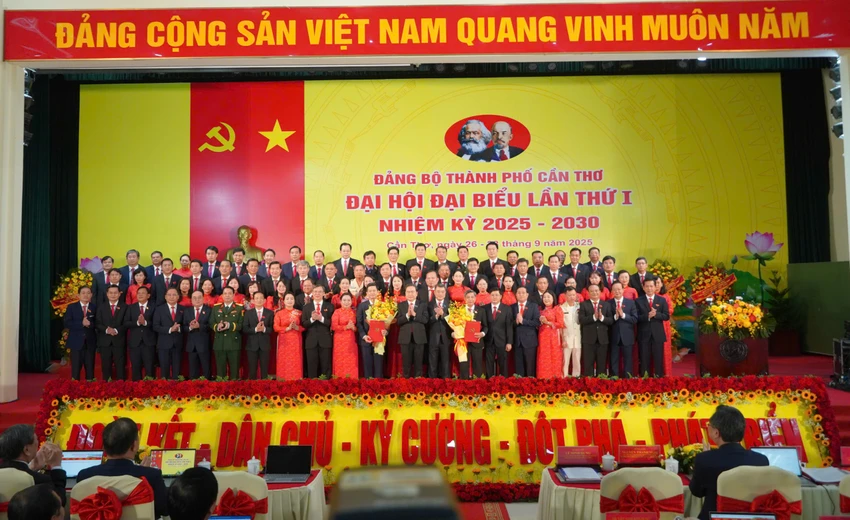 Ban Chấp hành Đảng bộ TP Cần Thơ nhiệm kỳ 2025-2030 ra mắt Đại hội.