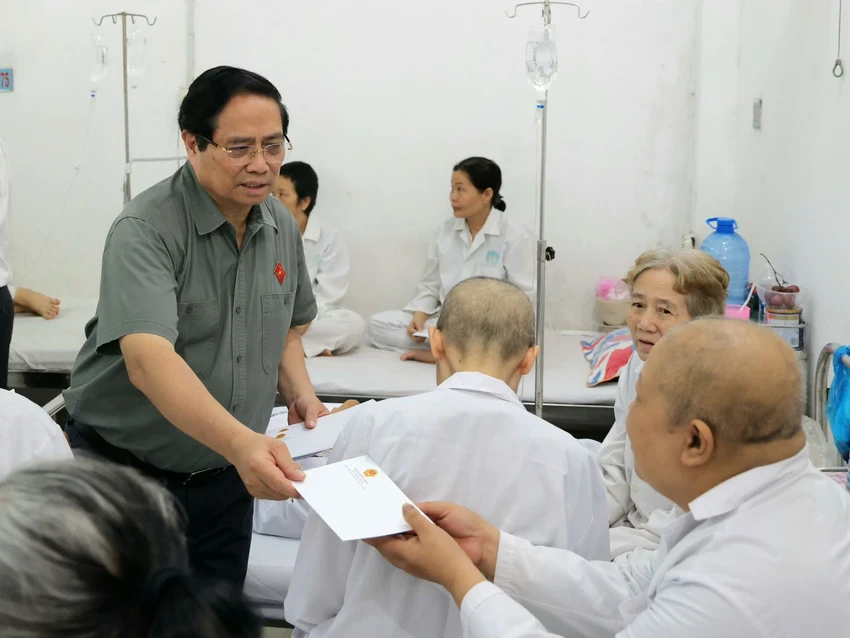 Thủ tướng thăm bệnh nhân BV Ung bướu ở TP Cần Thơ