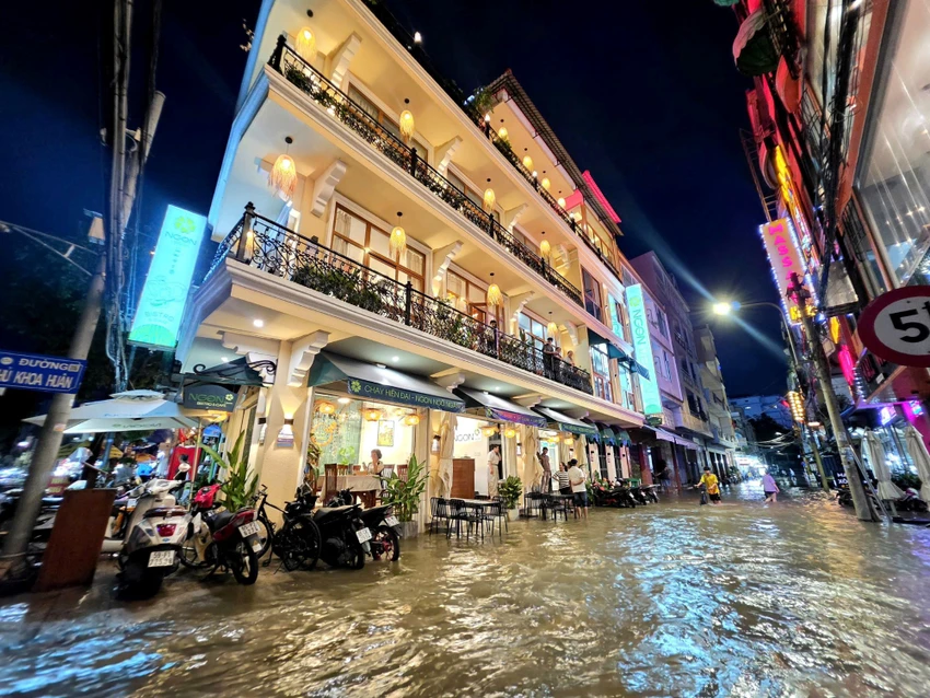 Cần Thơ ngập lụt nhiều nơi do triều cường