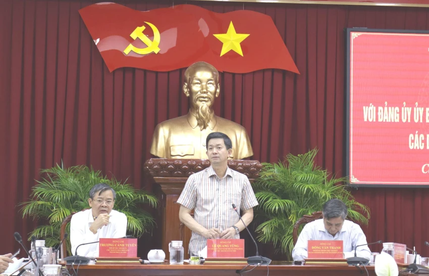 í thư Thành ủy Lê Quang Tùng phát biểu tại cuộc họp. Ảnh: NHẪN NAM