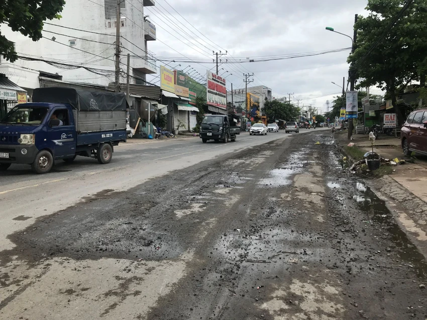 Mặt đường Lê Hồng Phong ở Cần Thơ được dặm vá khá sơ sài