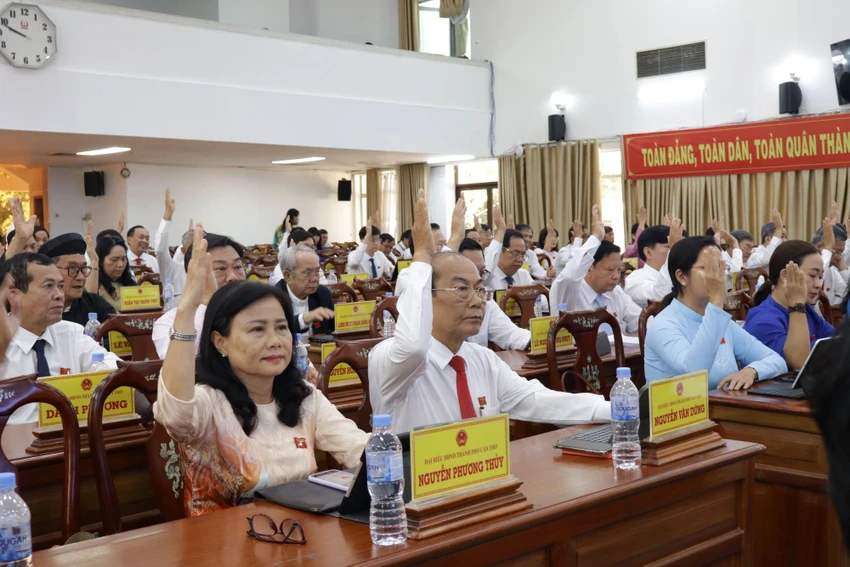 Đại biểu HĐND TP Cần Thơ thông qua nghị quyết tại kỳ họp. Ảnh: NHẪN NAM