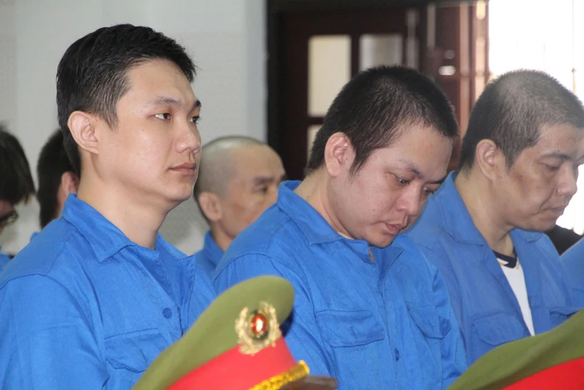 Bị cáo Kiệt (bìa phải) cùng các bị cáo nghe tuyên án. Ảnh: CTV 23-bi-cao-gay-thiet-hai-ngan-hang-146-ti-1.jpg