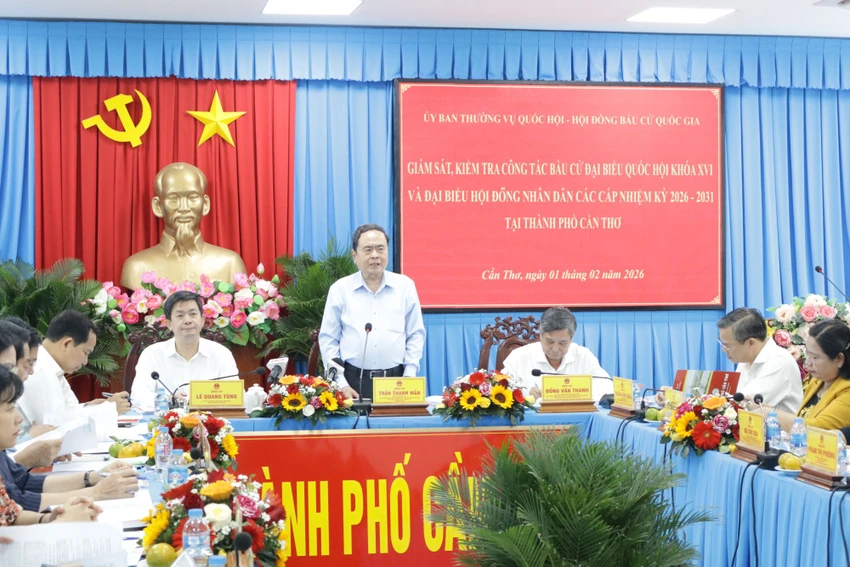 chu-tich-quoc-hoi-kiem-tra-bau-cu-2.JPG