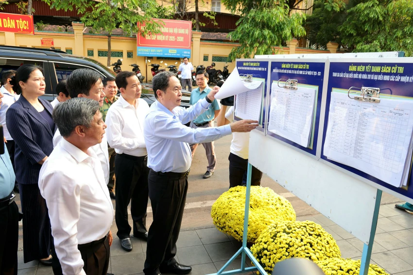 chu-tich-quoc-hoi-kiem-tra-bau-cu-3.JPG