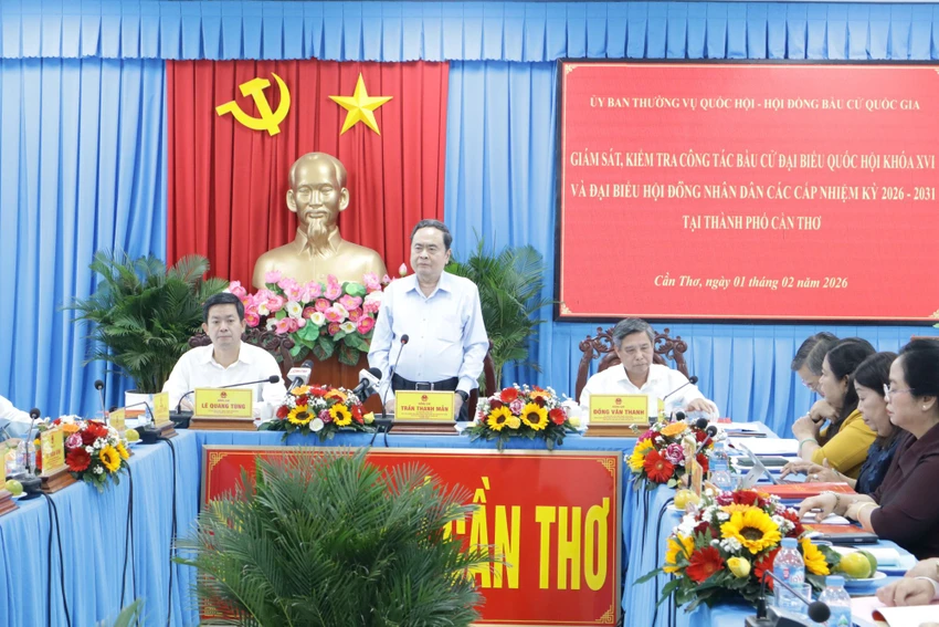 chu-tich-quoc-hoi-kiem-tra-bau-cu-4.JPG