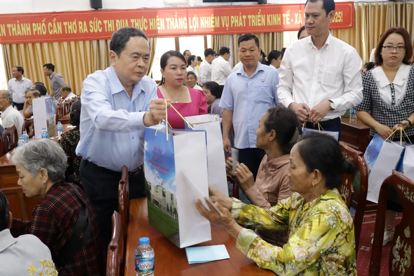 chu-tich-quoc-hoi-tang-qua-tet.JPG