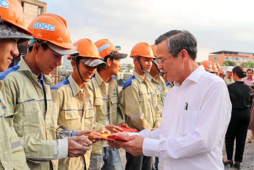 chu-tich-can-tho-kiem-tra-benh-vien-ung-buou-2.jpg