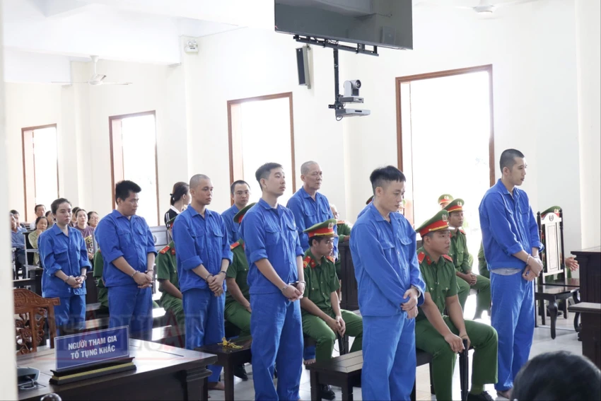 10 bị cáo tại phiên tòa sơ thẩm. Ảnh: NHẪN NAM can-tho-xu-10-bi-cao-ma-tuy.jpg