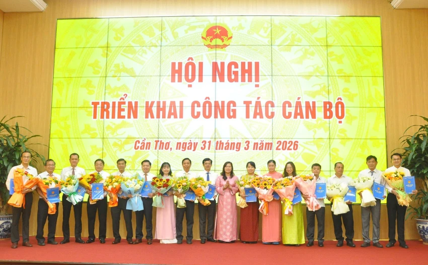 can-tho-trao-quyet-dinh-can-bo-1.jpg