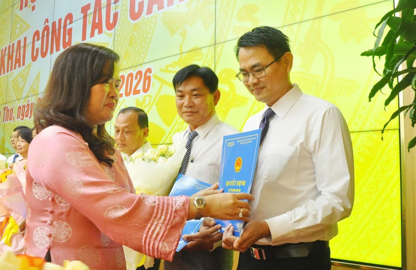 can-tho-trao-quyet-dinh-can-bo.jpg