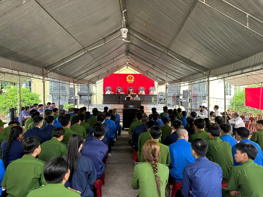 xet-xu-53-bi-cao-quan-karaoke-crown-1.jpg