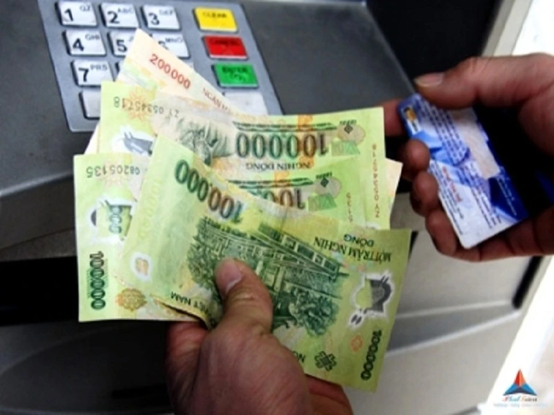 Mỗi thẻ ATM 'gánh' đến 25 loại phí là quá nhiều ảnh 1 Mỗi thẻ ATM 'gánh' đến 25 loại phí là quá nhiều ảnh 1