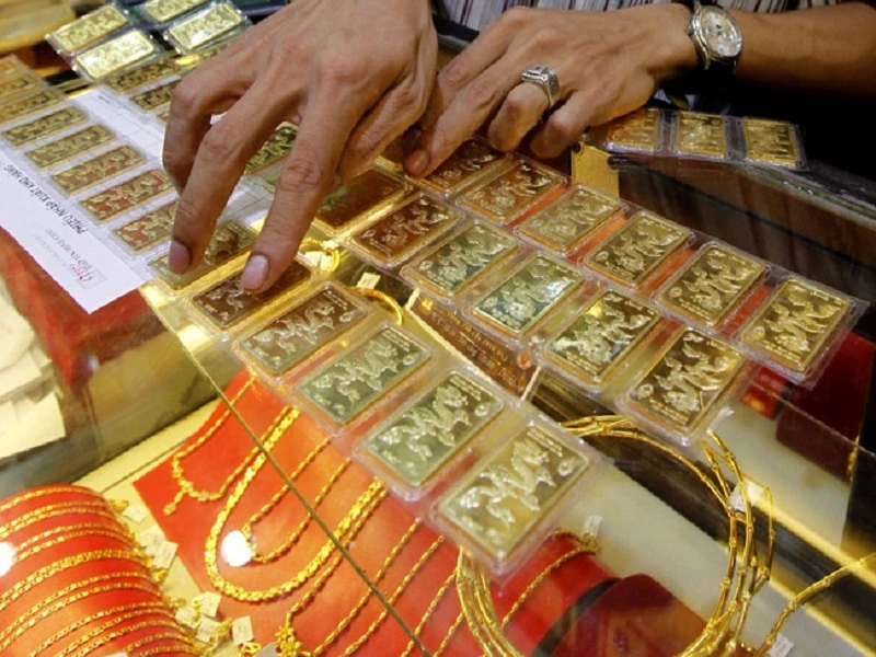 Giá vàng trong nước hiện đan đắt hơn giá vàng thế giới tới 18 triệu đồng mỗi lượng