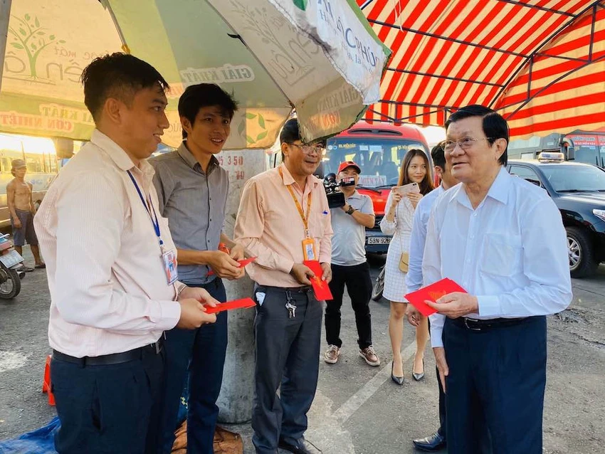 Nguyên Chủ tịch nước Trương Tấn Sang thăm Bến xe Miền Tây ảnh 1 ong-Truong-Tan-Sang-li-xi-cho-nhan-vien