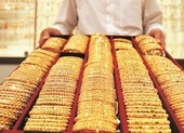 'Cá mập' tung chiêu, giá vàng mất ngay 4,5 triệu đồng/lượng