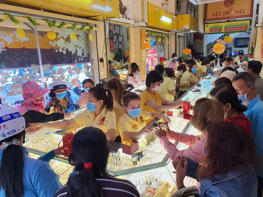 Giá vàng liên tiếp giảm trước ngày vía Thần Tài ảnh 5 giao-dich-tai-tiem-mi-hong