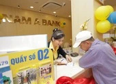 Chênh lệch 'khủng' giữa gửi tiết kiệm tại quầy và gửi online