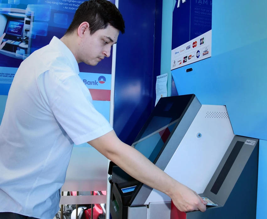 Cách rút tiền mặt bằng CCCD gắn chip tại ATM ảnh 2