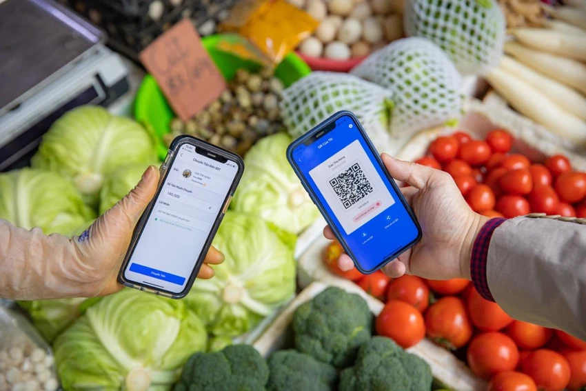 Thay vì cầm ví tiền, người dân chỉ cần cầm điện thoại có tài khoản mobile money là có thể thanh toán mọi mặt hàng ở chợ. Thay vì cầm ví tiền, người dân chỉ cần cầm điện thoại có tài khoản mobile money là có thể thanh toán mọi mặt hàng ở chợ.