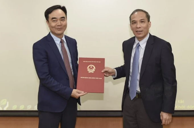 Phó Thống đốc Đoàn Thái Sơn (phải) trao quyết định giao Quyền Chánh Thanh tra, giám sát ngân hàng cho ông Nguyễn Tuấn Anh.