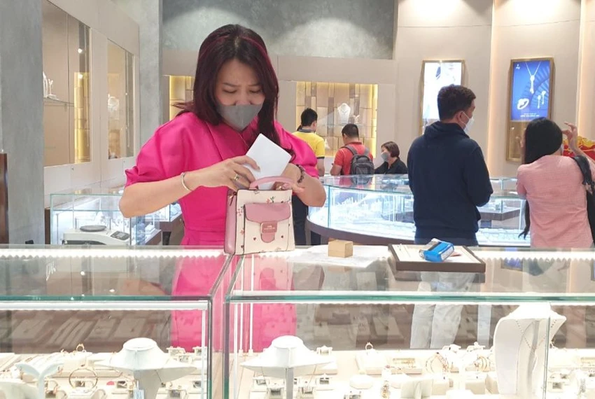 Người mua vàng 9999 lời đậm so với vàng miếng SJC. Người mua vàng 9999 lời đậm so với vàng miếng SJC.
