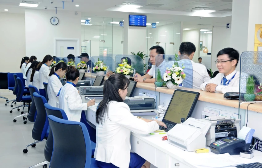 Khách hàng giao dịch tại ngân hàng Khách hàng giao dịch tại ngân hàng
