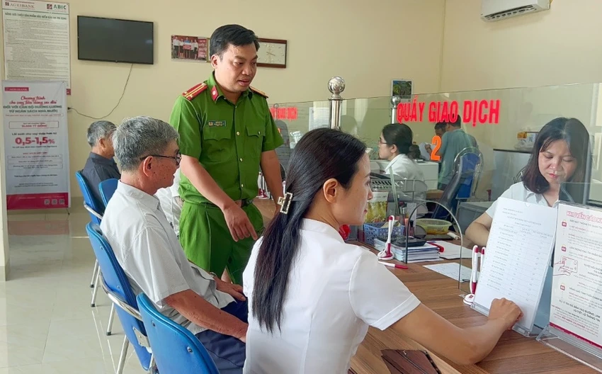 Một trong những khách hàng may mắn thoát khỏi "bẫy" kẻ lừa đảo Một trong những khách hàng may mắn thoát khỏi "bẫy" kẻ lừa đảo