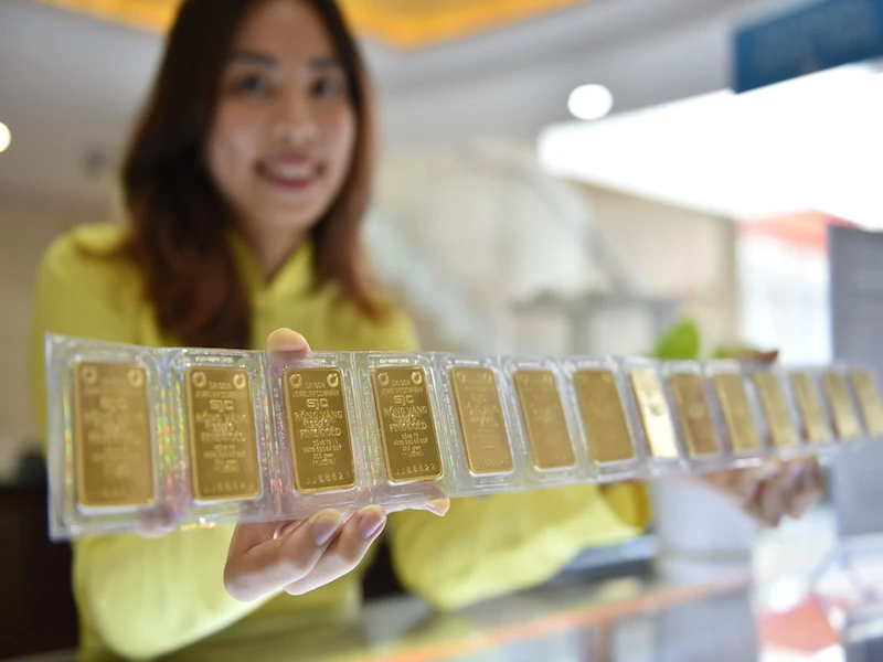 Giá vàng miếng SJC giảm mạnh.