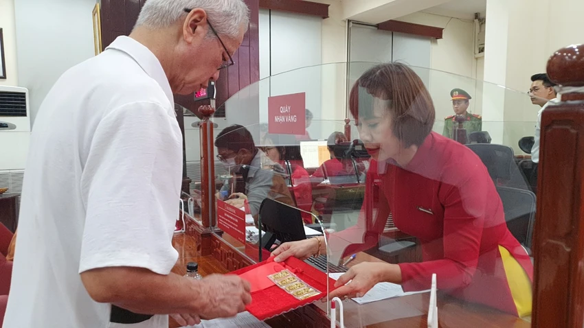 khách hàng mua vàng miếng SJC