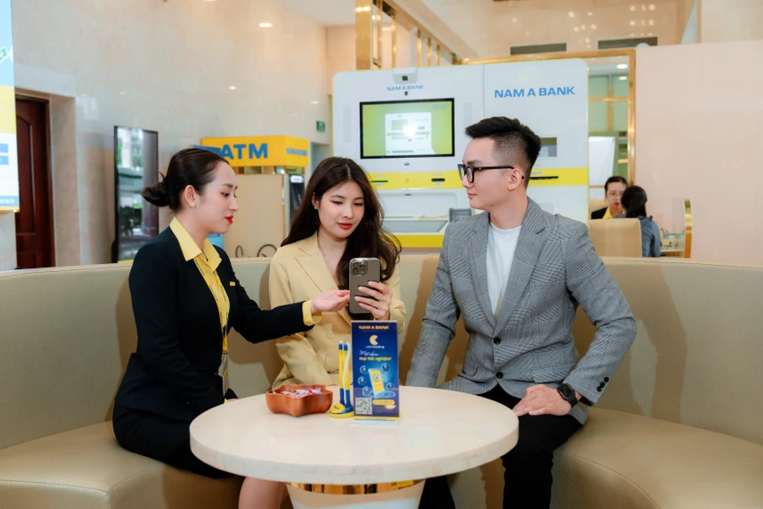 Ngân hàng hỗ trợ khách hàng xác thực sinh trắc học tại quầy