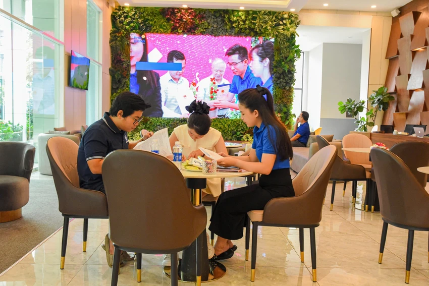 Lãi suất cho vay thấp giúp giới trẻ mua nhà dễ thở hơn.