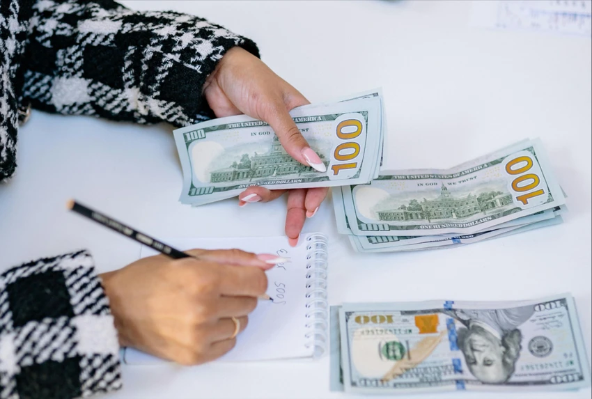 Tỉ giá USD/VND tại các ngân hàng thương mại giảm nhẹ sau hai phiên tăng liên tiếp, trong khi kiều hối về TP.HCM vẫn vượt 5,2 tỉ USD