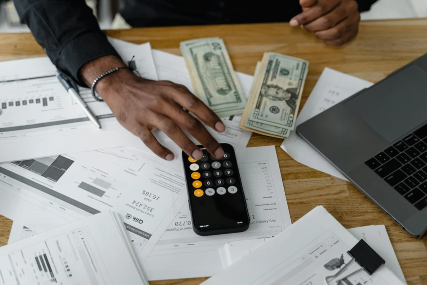 Trong bối cảnh lãi suất USD tiếp tục neo cao, áp lực lên tỉ giá USD/VND trong những tháng cuối năm nay vẫn còn rất lớn