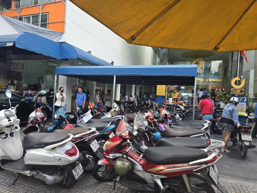 Lượng khách hàng đến mua vàng miếng SJC, vàng nhẫn 9999 ngồi chờ ở tận cổng trong sáng nay, ngày 29-8