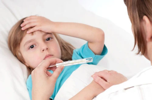 5 sai lầm tai hại khi hạ sốt cho bé ảnh 2