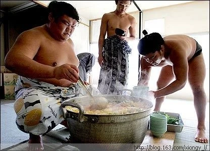 Cận cảnh quá trình 'vỗ béo' sumo Nhật Bản ảnh 4 Cận cảnh quá trình 'vỗ béo' sumo Nhật Bản ảnh 4