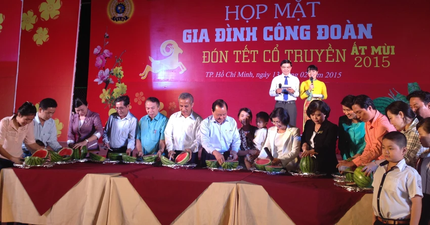 Ấm tình buổi họp mặt 500 ‘gia đình Công đoàn’ ảnh 4 Ấm tình buổi họp mặt 500 ‘gia đình Công đoàn’ ảnh 4