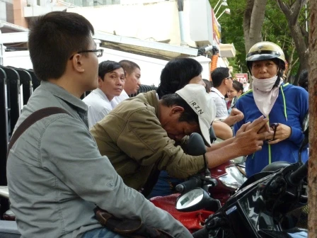 Con thi xong, cha mẹ thở phào nhẹ nhõm ảnh 6 Con thi xong, cha mẹ thở phào nhẹ nhõm ảnh 6