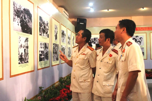 Triển lãm ảnh kỷ niệm 70 năm ngày Công an nhân dân ảnh 2 Triển lãm ảnh kỷ niệm 70 năm ngày Công an nhân dân ảnh 2