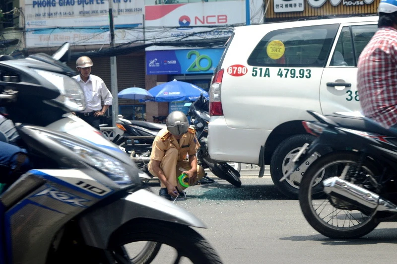 Lạng lách, xe 'mù' tông vào đuôi taxi ảnh 3 Lạng lách, xe 'mù' tông vào đuôi taxi ảnh 3