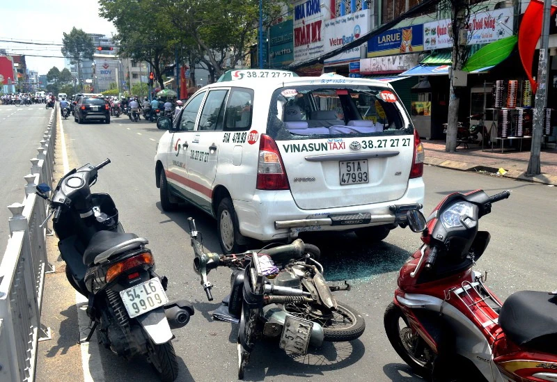 Lạng lách, xe 'mù' tông vào đuôi taxi ảnh 2 Lạng lách, xe 'mù' tông vào đuôi taxi ảnh 2