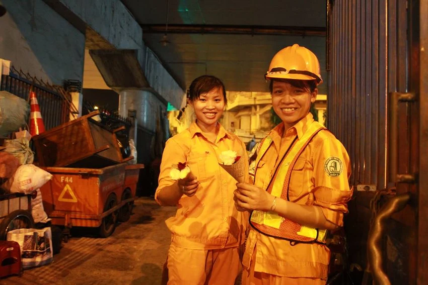 Chùm ảnh: 1.000 bông hồng cảm ơn những người hùng thầm lặng ảnh 10 Chùm ảnh: 1.000 bông hồng cảm ơn những người hùng thầm lặng ảnh 10