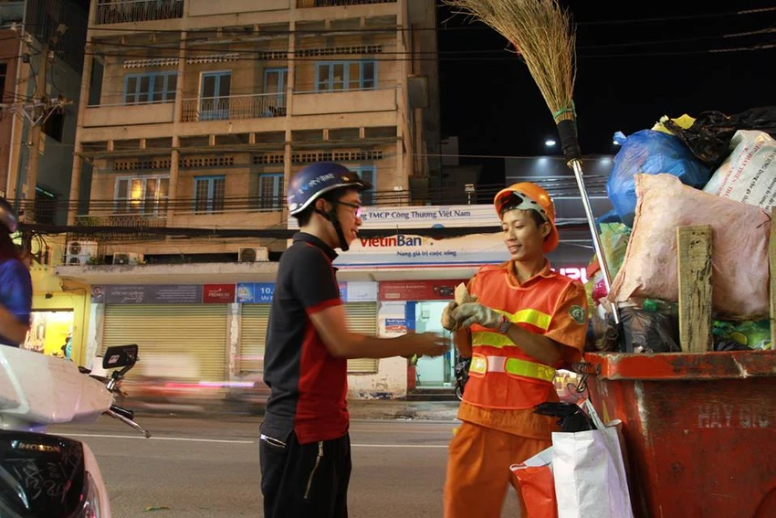 Chùm ảnh: 1.000 bông hồng cảm ơn những người hùng thầm lặng ảnh 7 Chùm ảnh: 1.000 bông hồng cảm ơn những người hùng thầm lặng ảnh 7