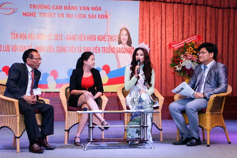 Hoa hậu Hoàn vũ Phạm Hương về thăm trường ảnh 2 Hoa hậu Hoàn vũ Phạm Hương về thăm trường ảnh 2
