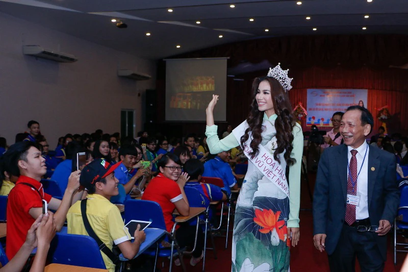 Hoa hậu Hoàn vũ Phạm Hương về thăm trường ảnh 3 Hoa hậu Hoàn vũ Phạm Hương về thăm trường ảnh 3