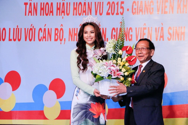 Hoa hậu Hoàn vũ Phạm Hương về thăm trường ảnh 4 Hoa hậu Hoàn vũ Phạm Hương về thăm trường ảnh 4